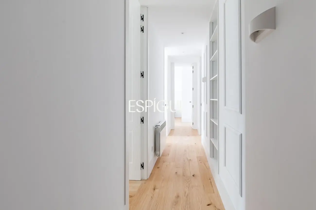Piso en venta reformado con terraza, garaje y trastero en María de Molina, Lista