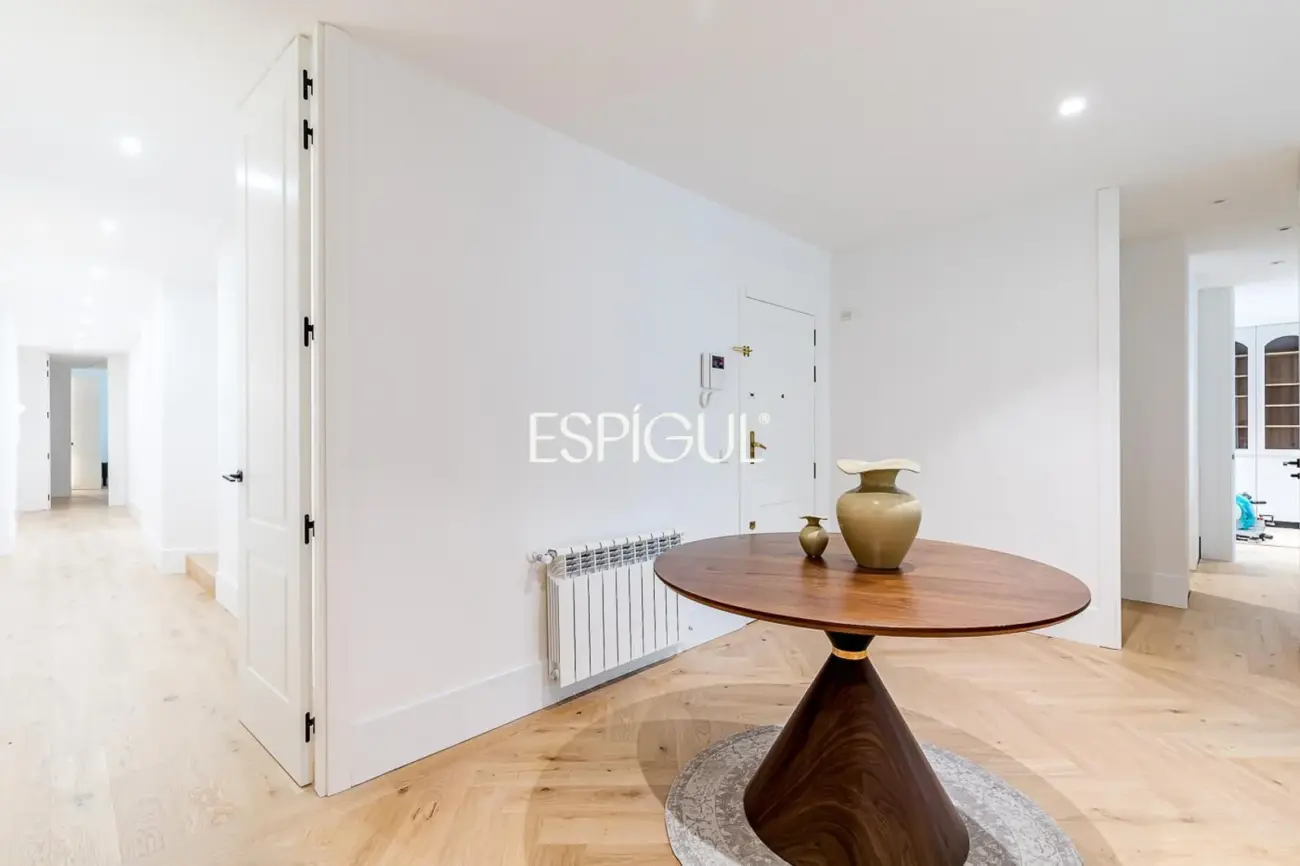 Piso en venta reformado con terraza, garaje y trastero en María de Molina, Lista