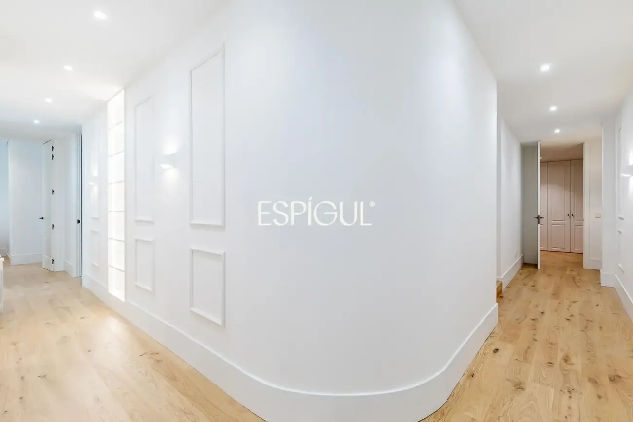 Piso en venta reformado con terraza, garaje y trastero en María de Molina, Lista