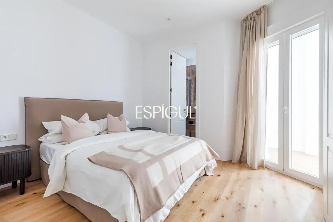 Piso en venta reformado con terraza, garaje y trastero en María de Molina, Lista