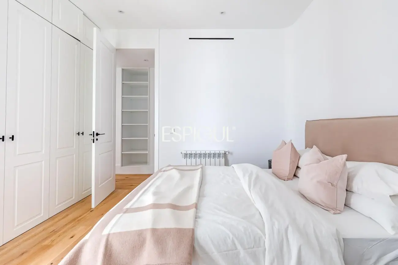Piso en venta reformado con terraza, garaje y trastero en María de Molina, Lista