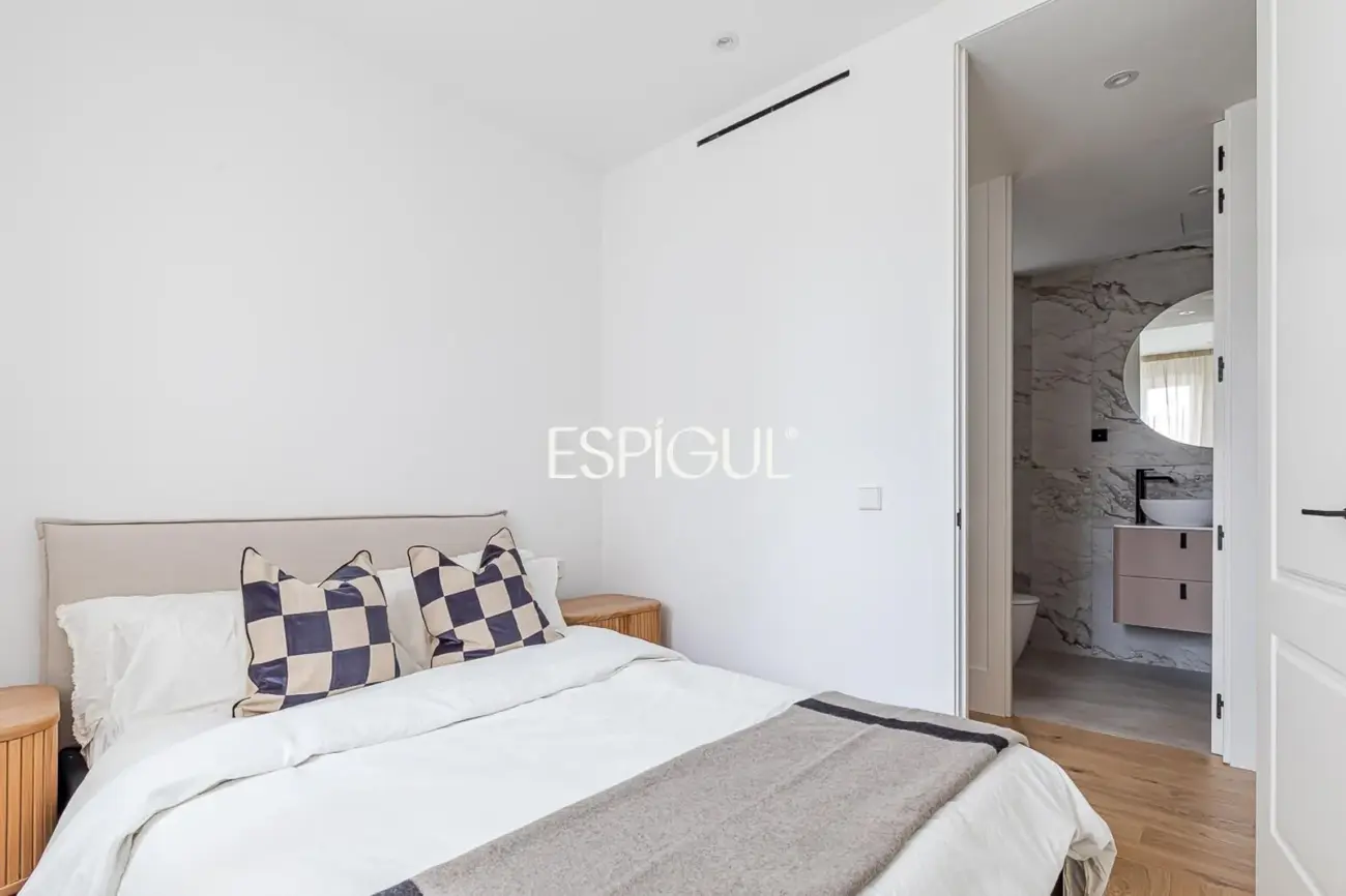 Piso en venta reformado con terraza, garaje y trastero en María de Molina, Lista