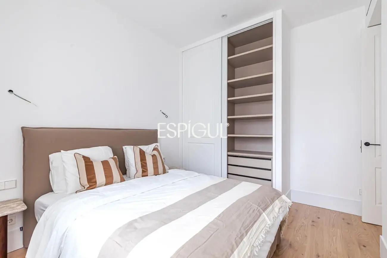 Piso en venta reformado con terraza, garaje y trastero en María de Molina, Lista