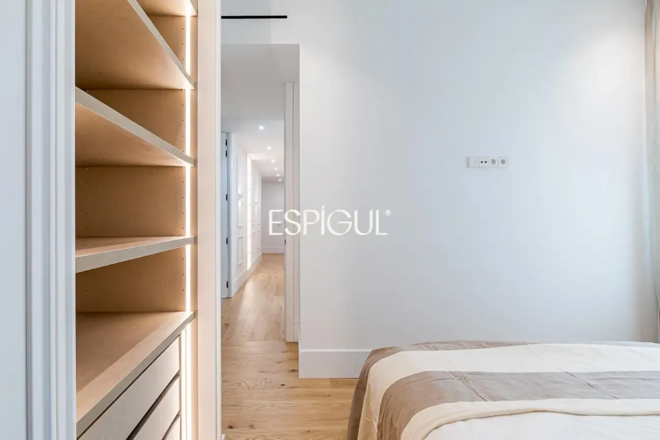 Piso en venta reformado con terraza, garaje y trastero en María de Molina, Lista