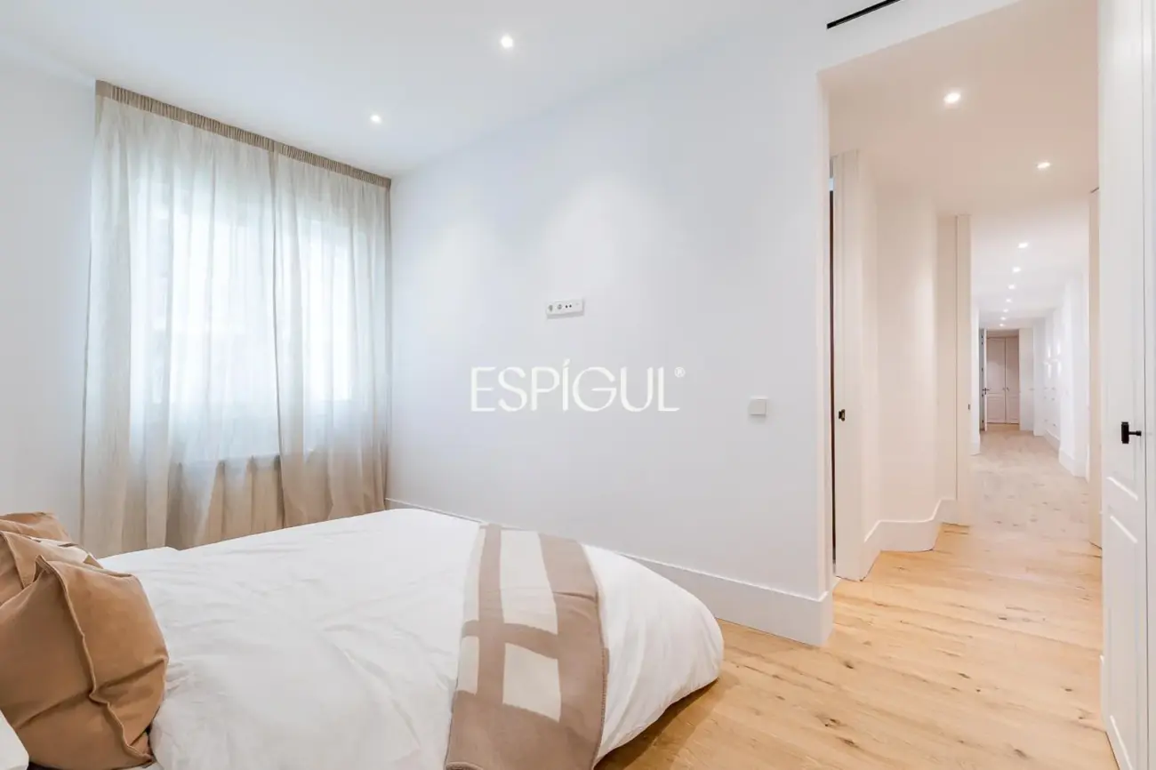 Piso en venta reformado con terraza, garaje y trastero en María de Molina, Lista