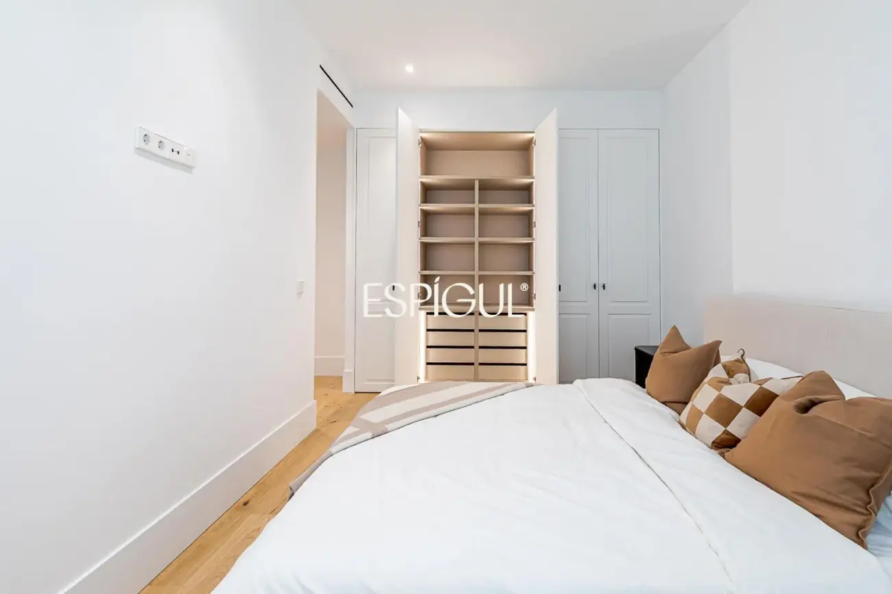 Piso en venta reformado con terraza, garaje y trastero en María de Molina, Lista