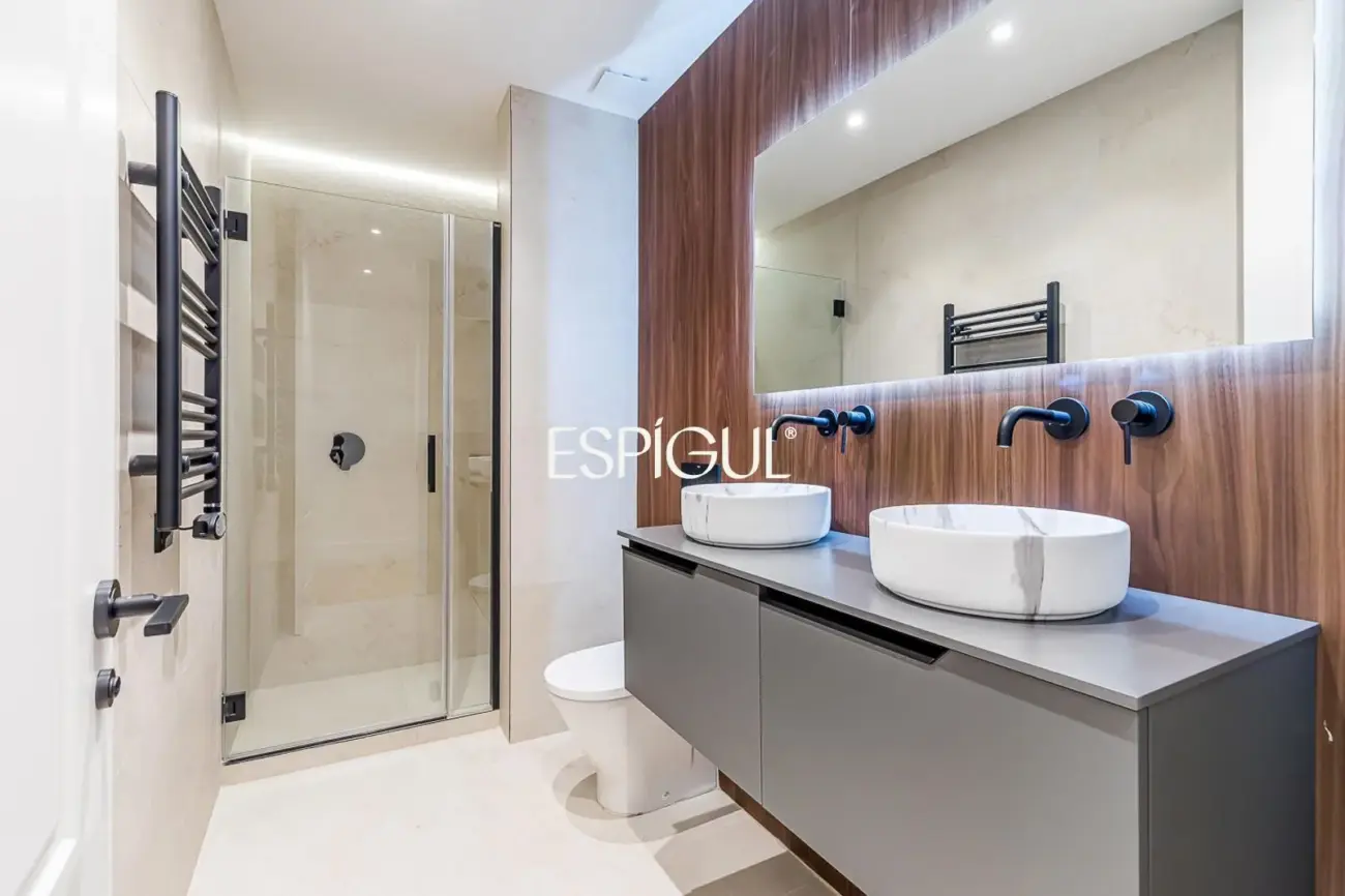 Piso en venta reformado con terraza, garaje y trastero en María de Molina, Lista
