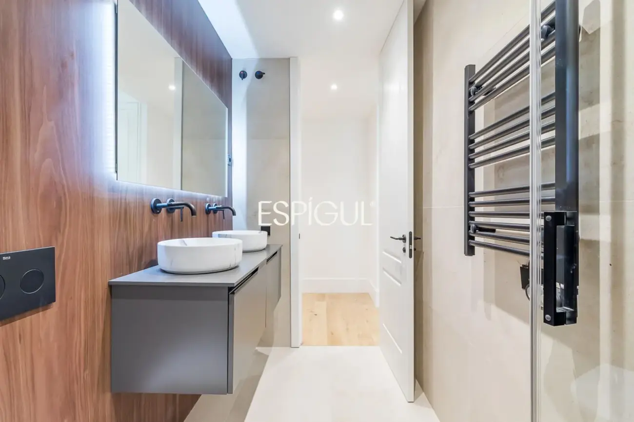 Piso en venta reformado con terraza, garaje y trastero en María de Molina, Lista
