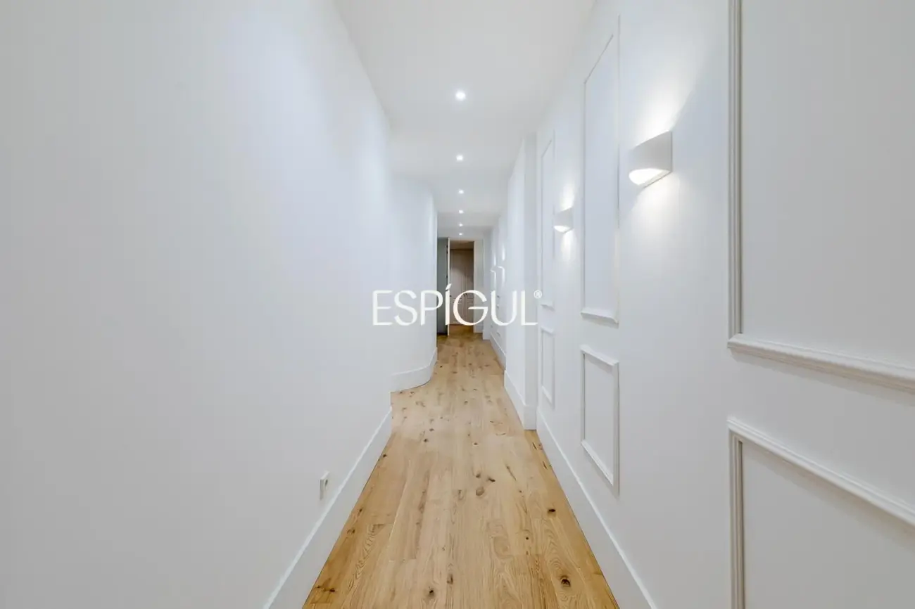 Piso en venta reformado con terraza, garaje y trastero en María de Molina, Lista