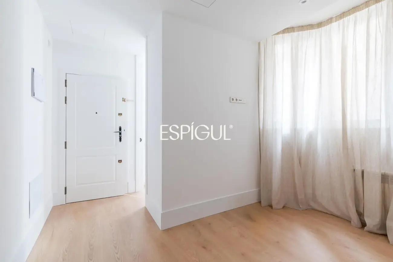Piso en venta reformado con terraza, garaje y trastero en María de Molina, Lista