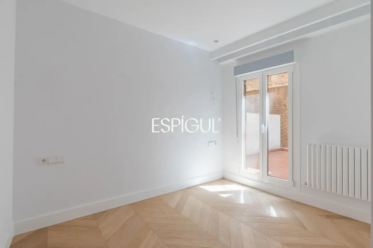 Piso en venta reformado con terraza y garaje en General Martínez Campos, Almagro