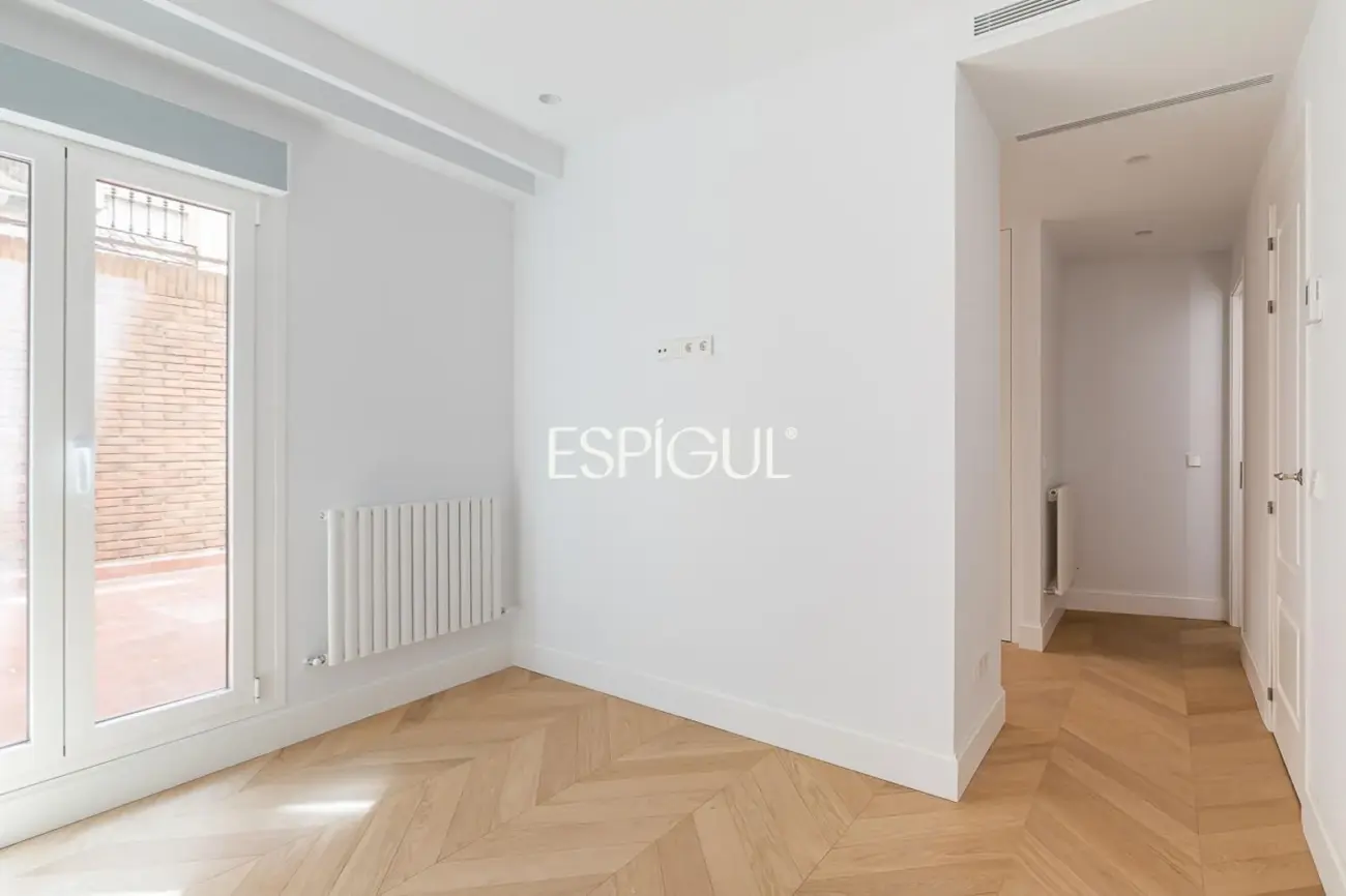 Piso en venta reformado con terraza y garaje en General Martínez Campos, Almagro
