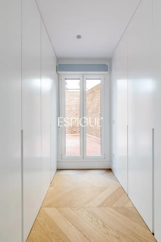 Piso en venta reformado con terraza y garaje en General Martínez Campos, Almagro
