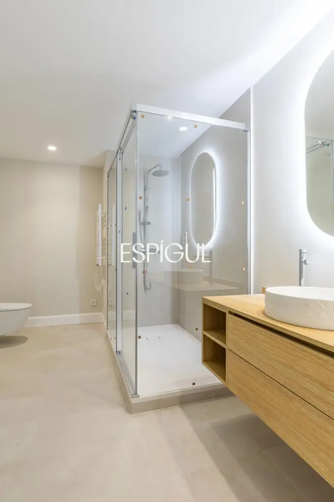 Piso en venta reformado con terraza y garaje en General Martínez Campos, Almagro
