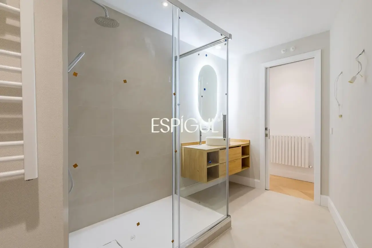 Piso en venta reformado con terraza y garaje en General Martínez Campos, Almagro