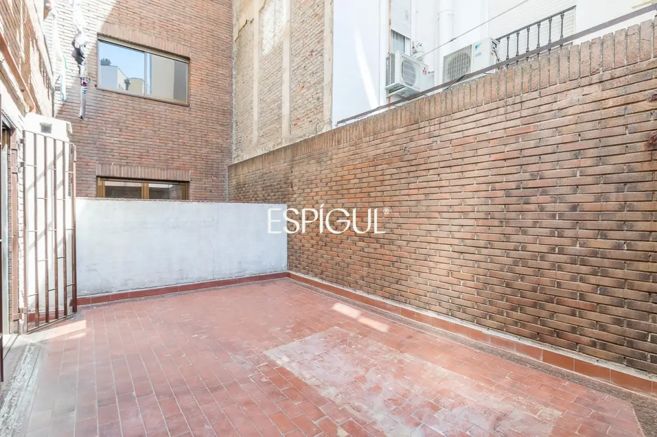 Piso en venta reformado con terraza y garaje en General Martínez Campos, Almagro