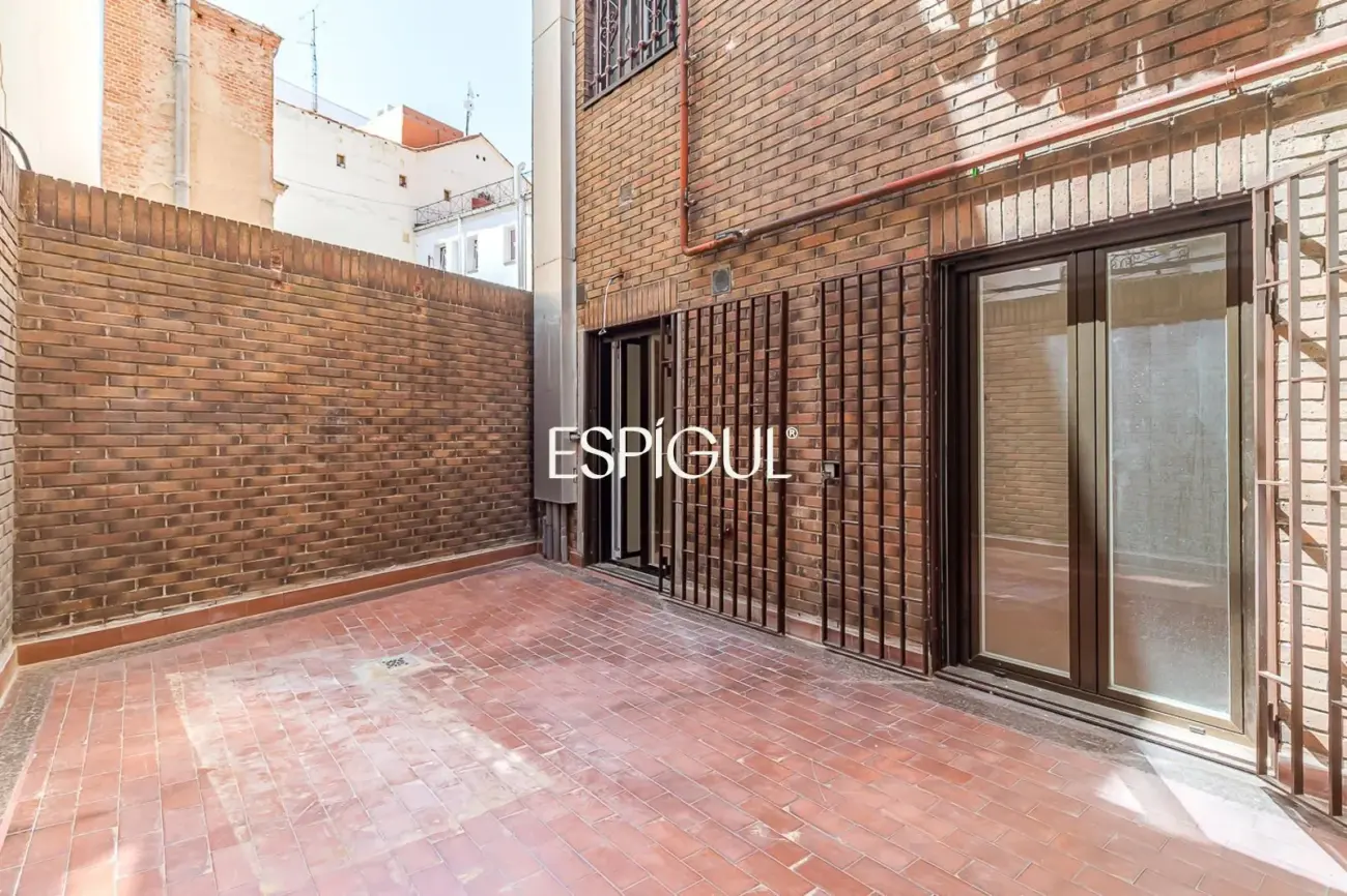Piso en venta reformado con terraza y garaje en General Martínez Campos, Almagro