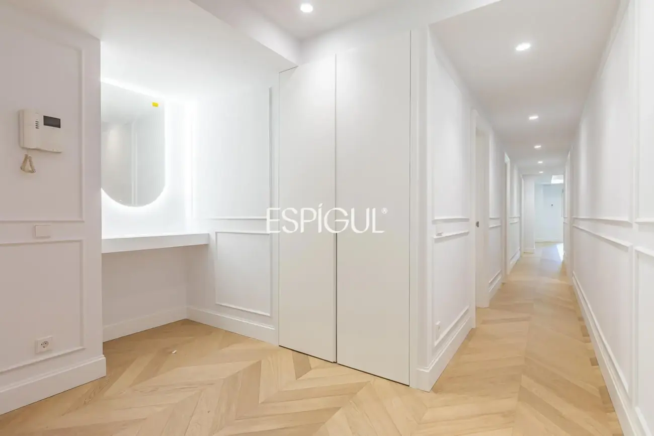 Piso en venta reformado con terraza y garaje en General Martínez Campos, Almagro