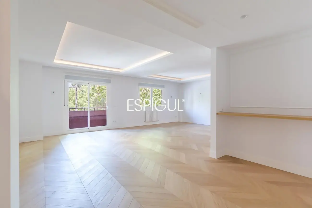 Piso en venta reformado con terraza y garaje en General Martínez Campos, Almagro