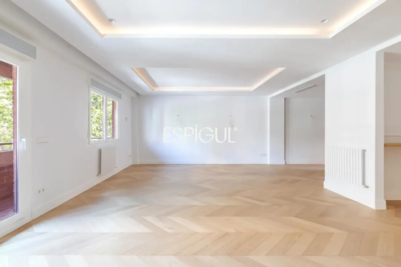 Piso en venta reformado con terraza y garaje en General Martínez Campos, Almagro