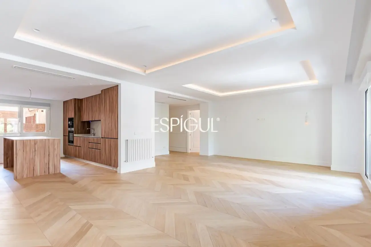 Piso en venta reformado con terraza y garaje en General Martínez Campos, Almagro