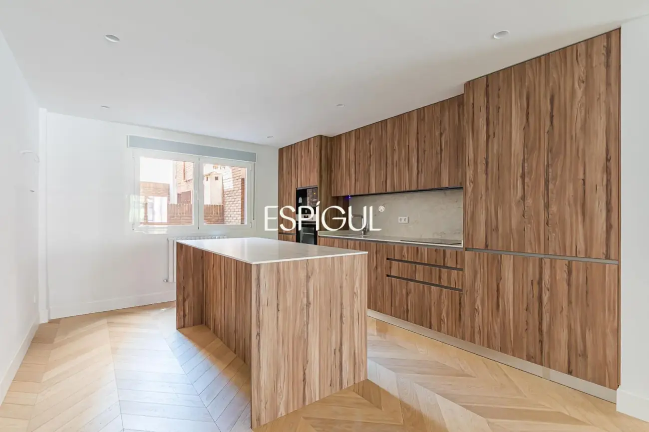 Piso en venta reformado con terraza y garaje en General Martínez Campos, Almagro