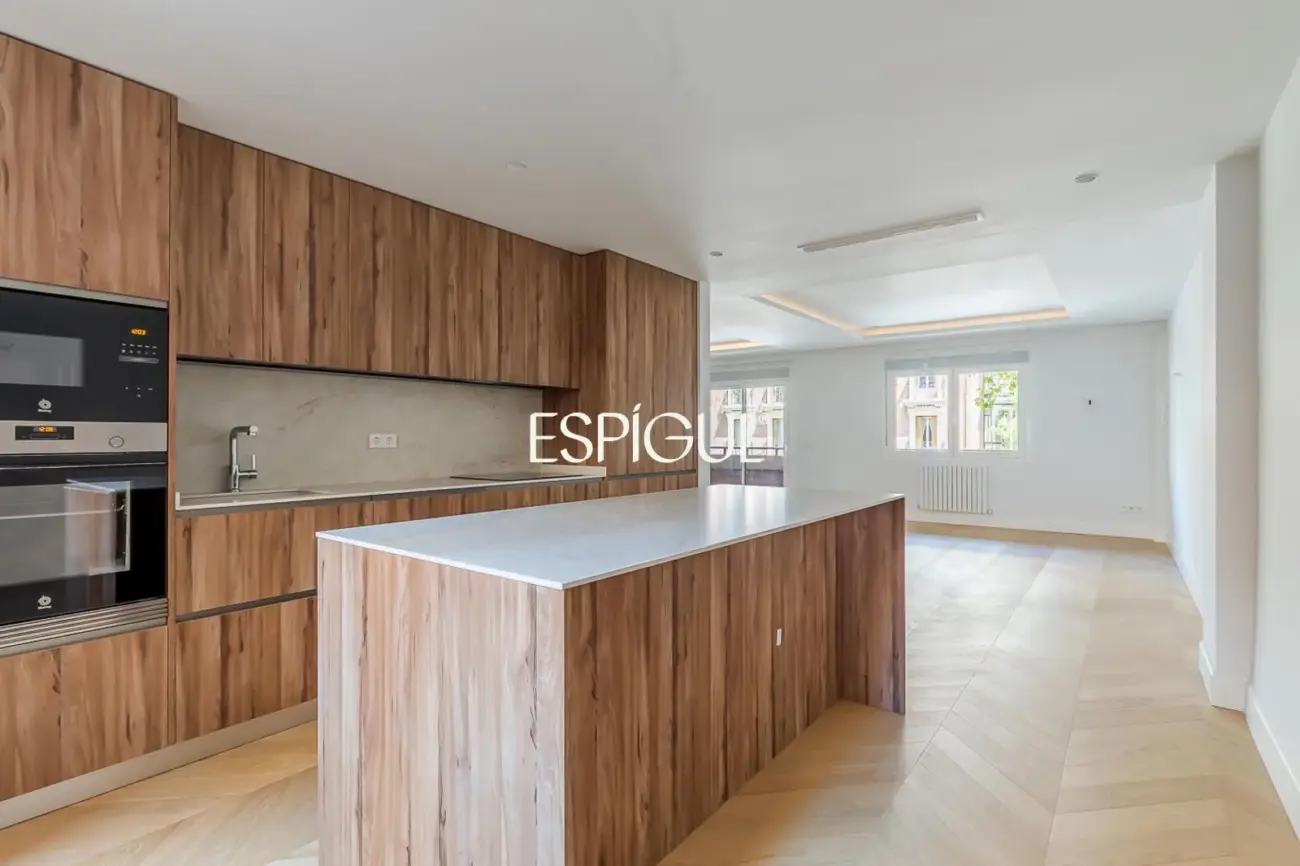 Piso en venta reformado con terraza y garaje en General Martínez Campos, Almagro