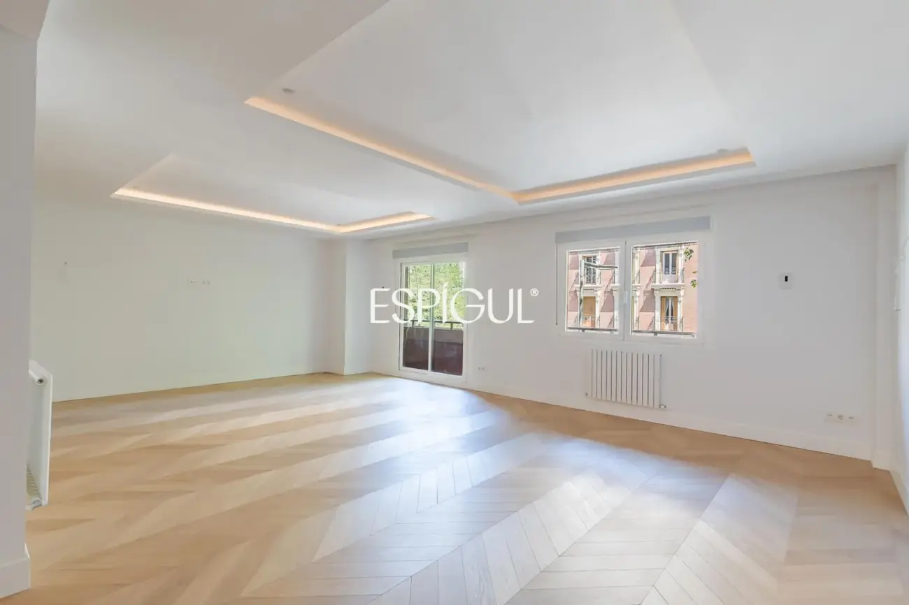 Piso en venta reformado con terraza y garaje en General Martínez Campos, Almagro