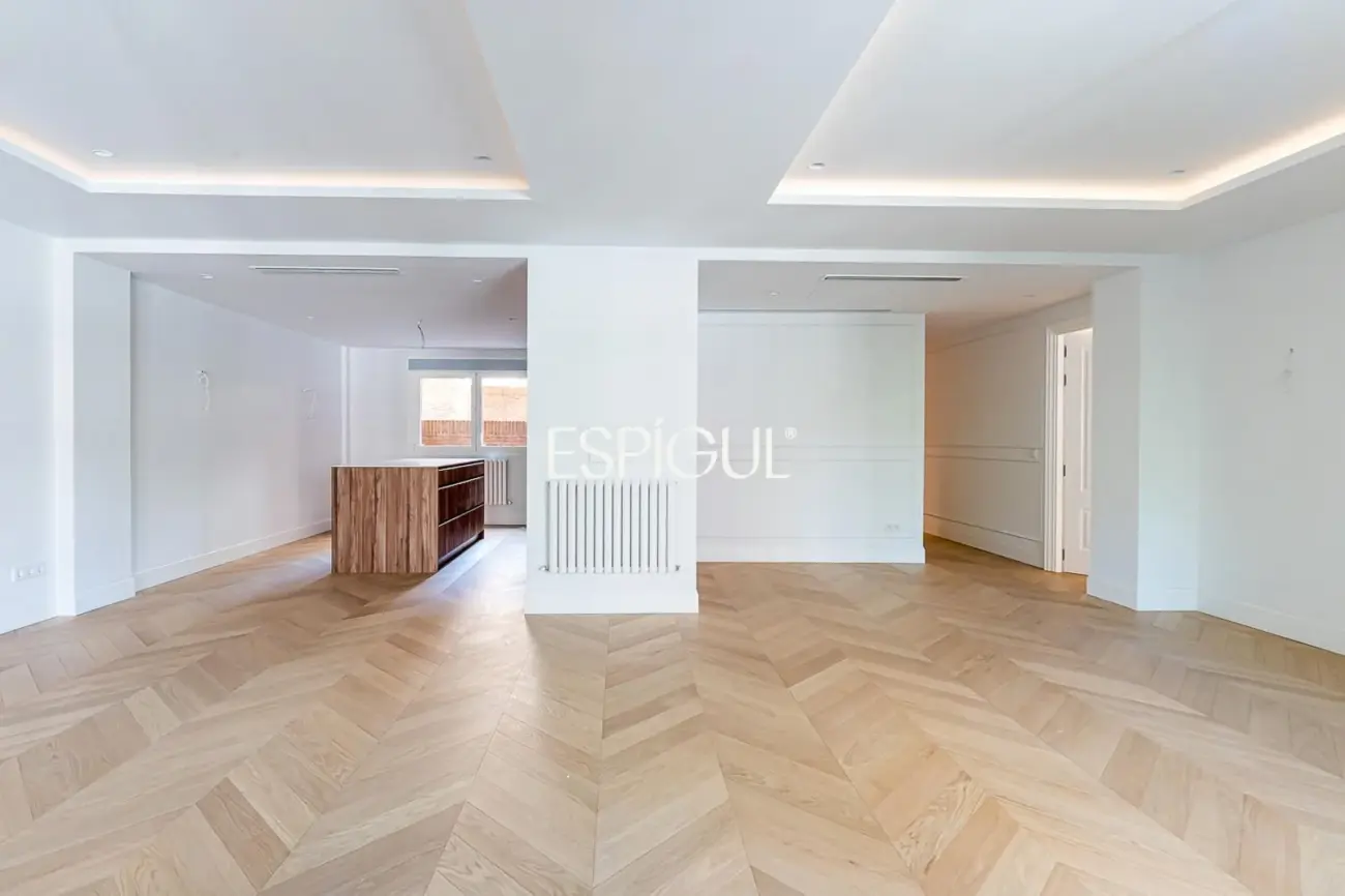 Piso en venta reformado con terraza y garaje en General Martínez Campos, Almagro