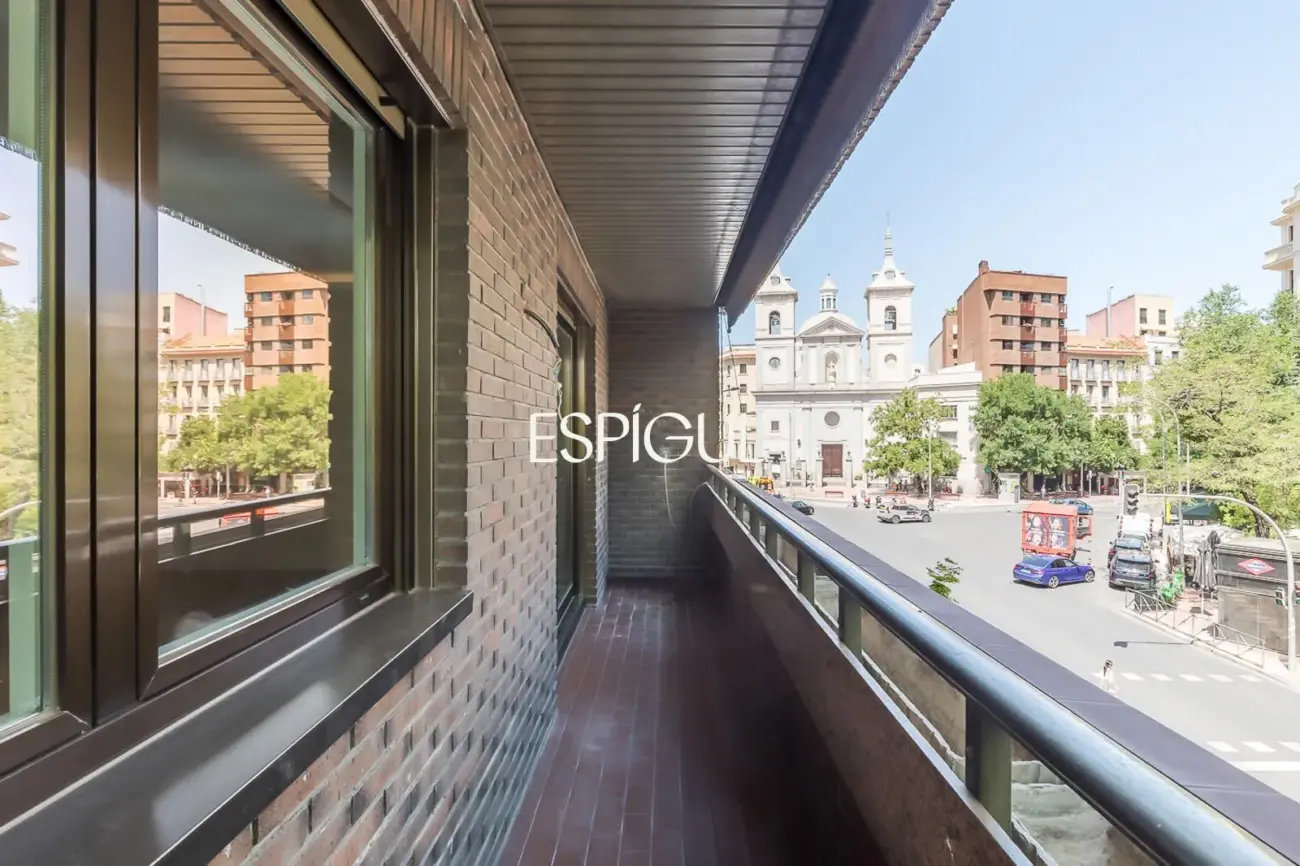 Piso en venta reformado con terraza y garaje en General Martínez Campos, Almagro