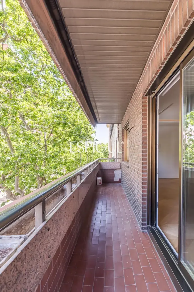 Piso en venta reformado con terraza y garaje en General Martínez Campos, Almagro
