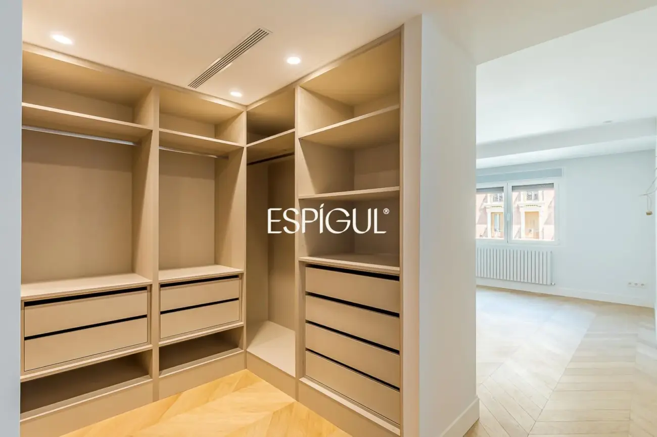Piso en venta reformado con terraza y garaje en General Martínez Campos, Almagro