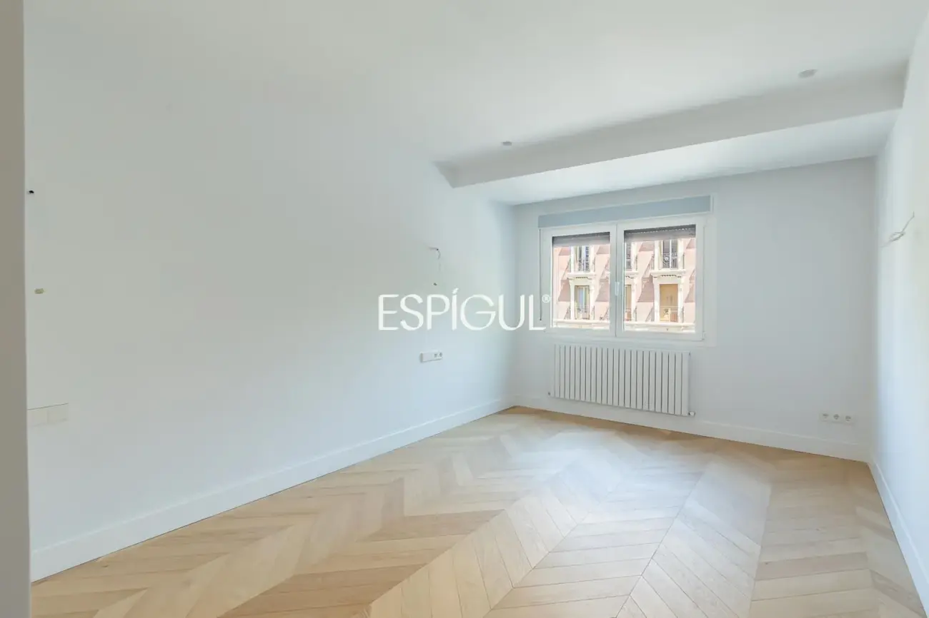 Piso en venta reformado con terraza y garaje en General Martínez Campos, Almagro