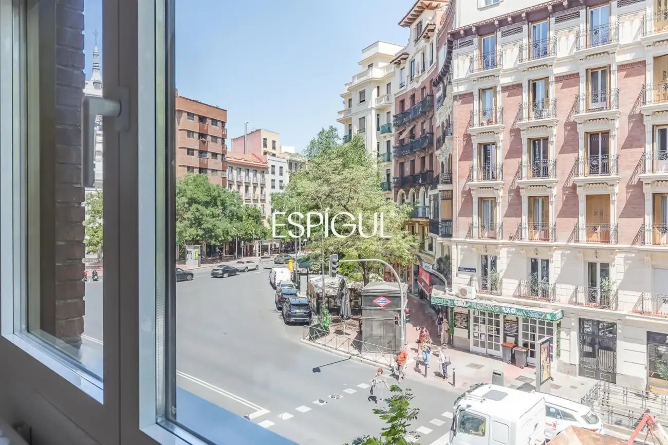 Piso en venta reformado con terraza y garaje en General Martínez Campos, Almagro