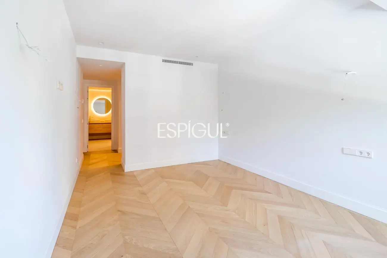 Piso en venta reformado con terraza y garaje en General Martínez Campos, Almagro