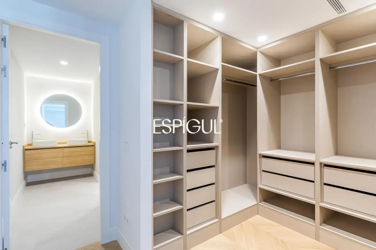 Piso en venta reformado con terraza y garaje en General Martínez Campos, Almagro