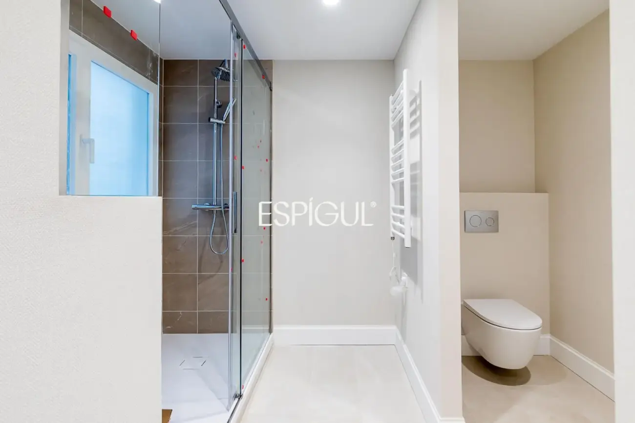 Piso en venta reformado con terraza y garaje en General Martínez Campos, Almagro