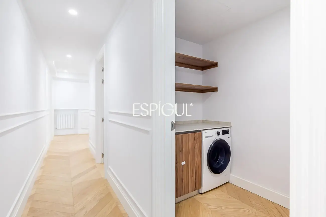Piso en venta reformado con terraza y garaje en General Martínez Campos, Almagro