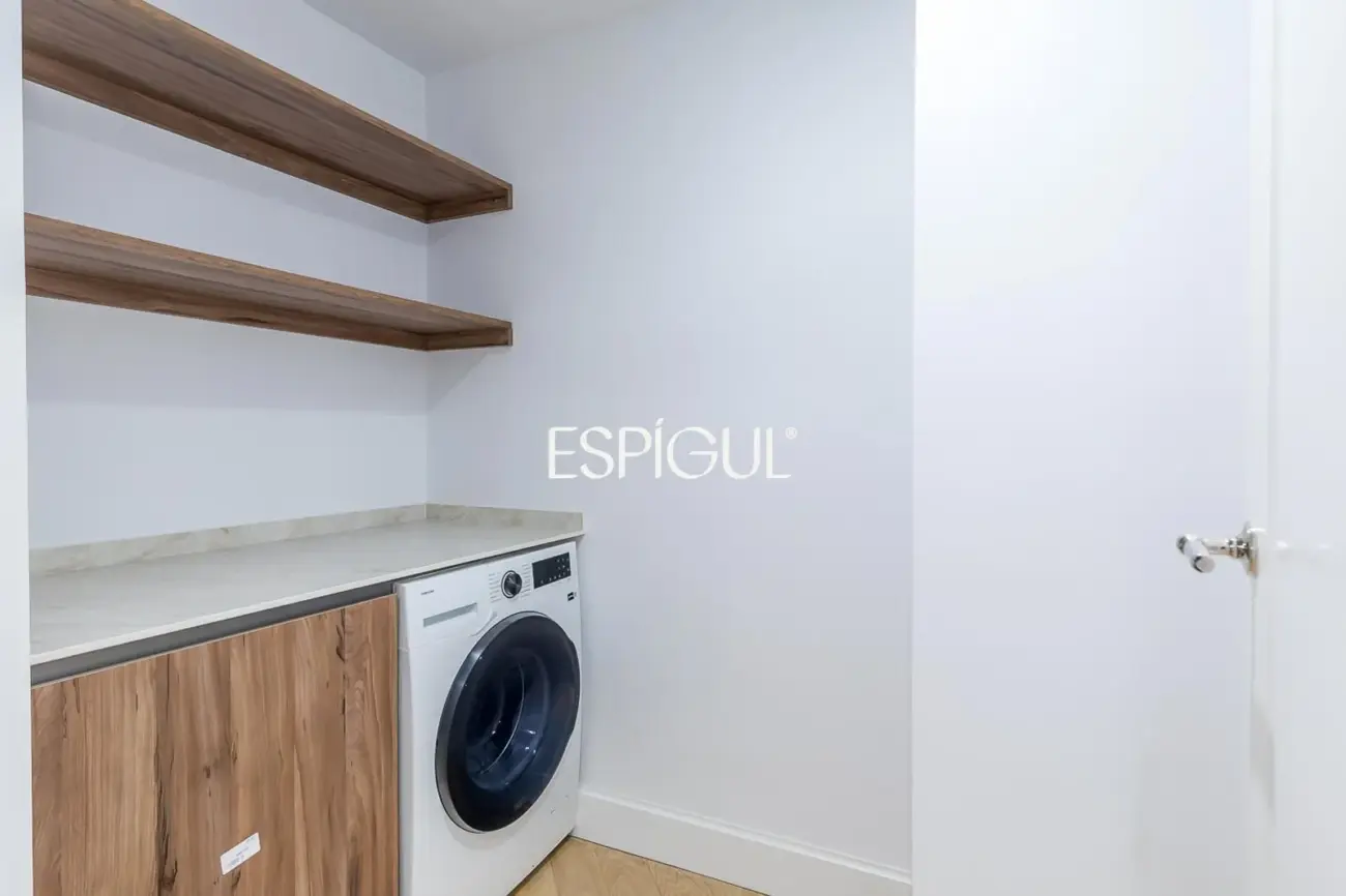 Piso en venta reformado con terraza y garaje en General Martínez Campos, Almagro