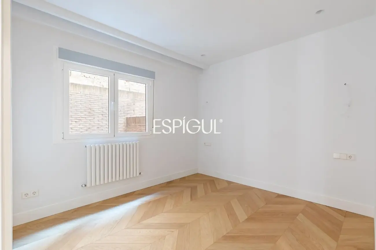 Piso en venta reformado con terraza y garaje en General Martínez Campos, Almagro