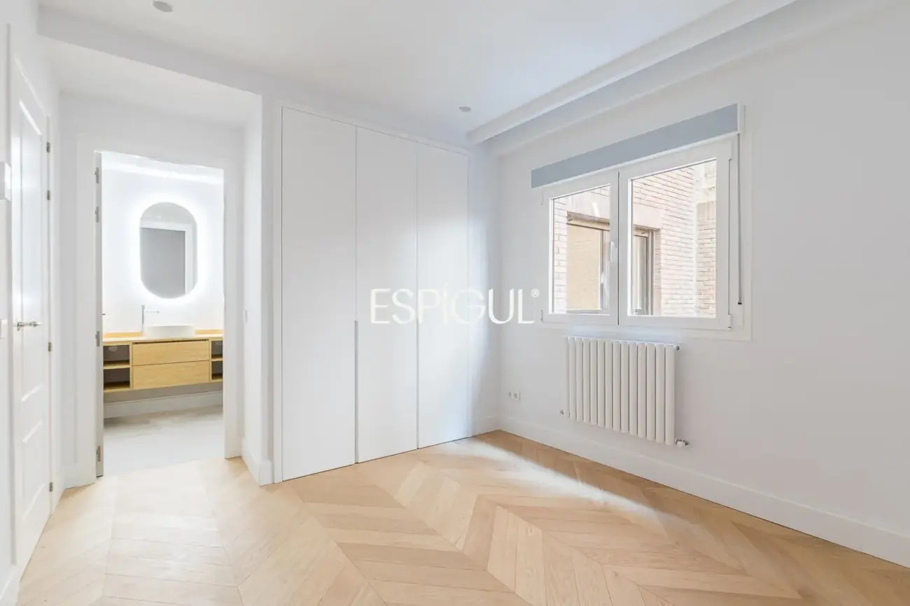 Piso en venta reformado con terraza y garaje en General Martínez Campos, Almagro