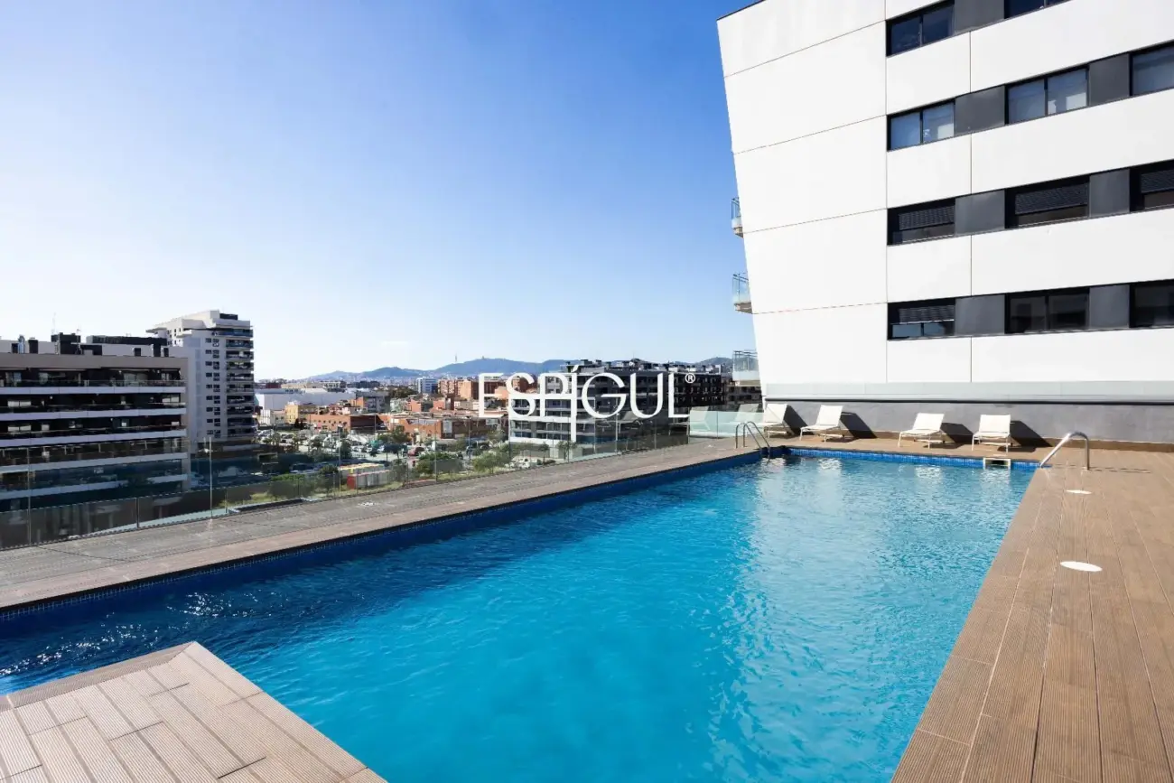 Piso seminuevo de 2 habitaciones y gran terraza con vistas al mar en el Port de Badalona