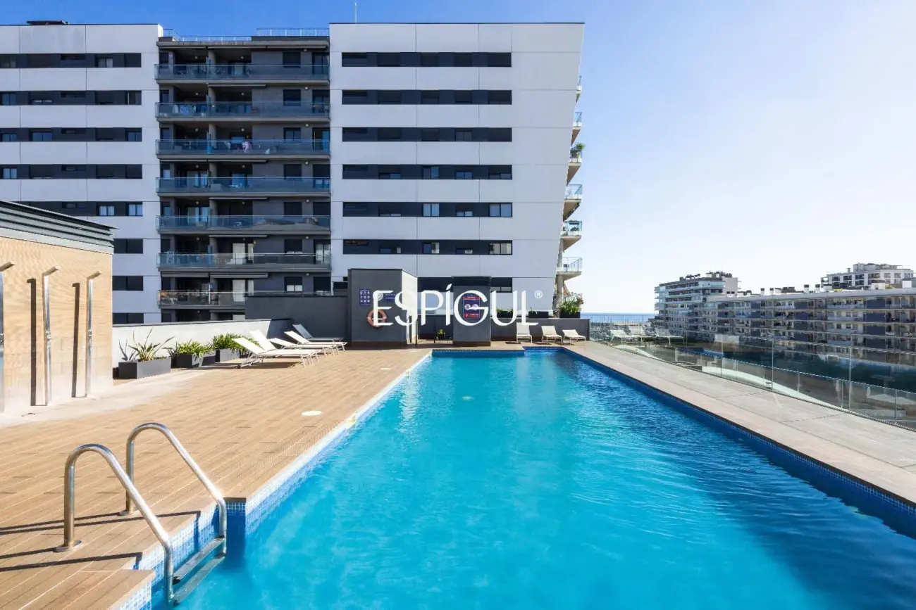 Piso seminuevo de 2 habitaciones y gran terraza con vistas al mar en el Port de Badalona