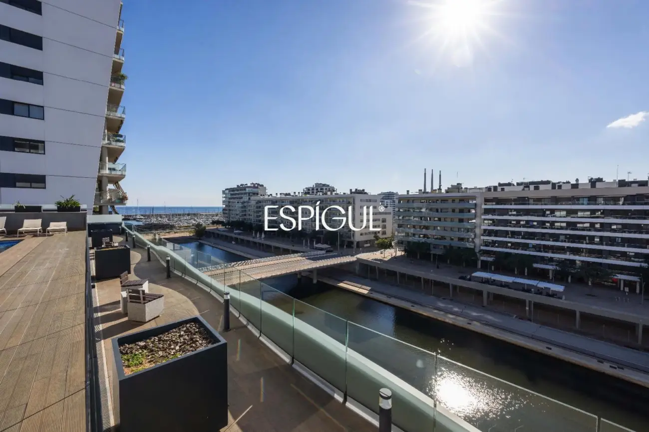 Piso seminuevo de 2 habitaciones y gran terraza con vistas al mar en el Port de Badalona