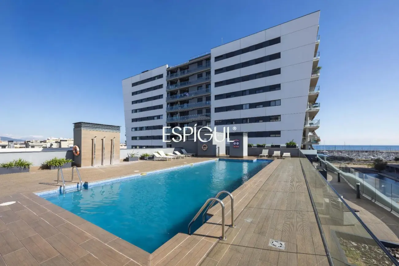 Piso seminuevo de 2 habitaciones y gran terraza con vistas al mar en el Port de Badalona