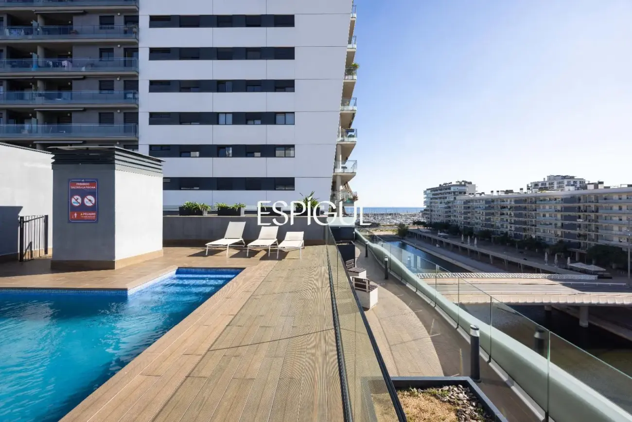 Piso seminuevo de 2 habitaciones y gran terraza con vistas al mar en el Port de Badalona