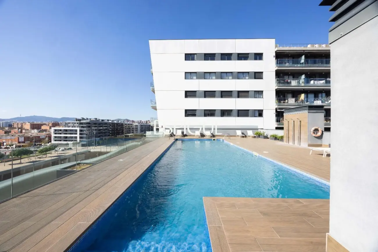 Piso seminuevo de 2 habitaciones y gran terraza con vistas al mar en el Port de Badalona
