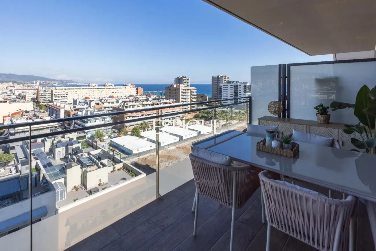 Piso seminuevo de 2 habitaciones y gran terraza con vistas al mar en el Port de Badalona