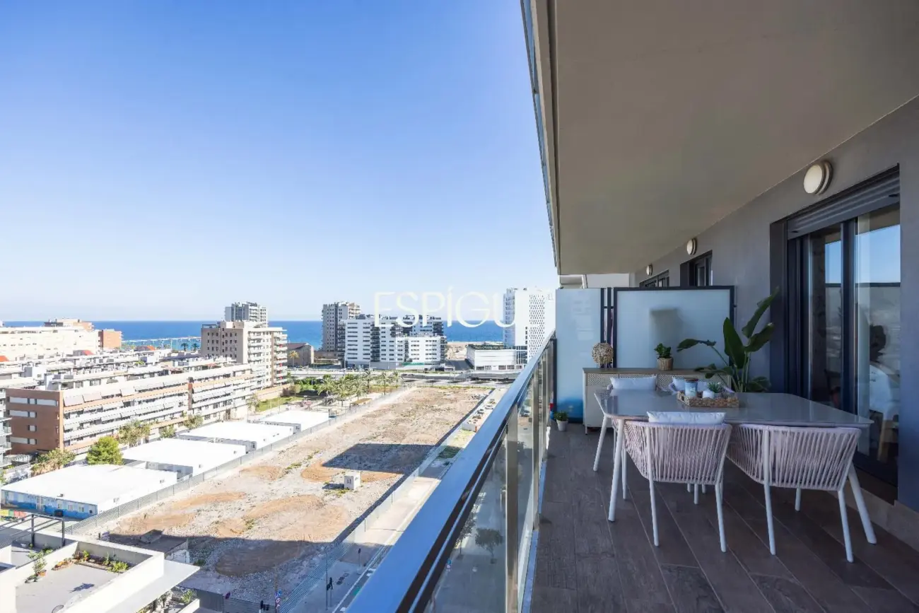 Piso seminuevo de 2 habitaciones y gran terraza con vistas al mar en el Port de Badalona