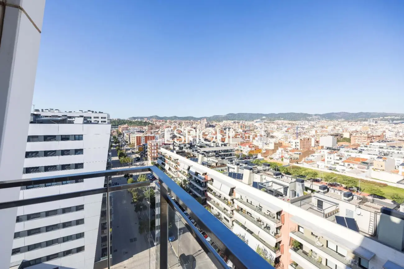 Piso seminuevo de 2 habitaciones y gran terraza con vistas al mar en el Port de Badalona
